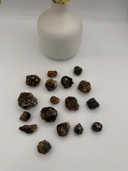 Natural Mali Garnet Lot (500 g) – Raw Grossular Garnets with Mica – Mixed Sizes