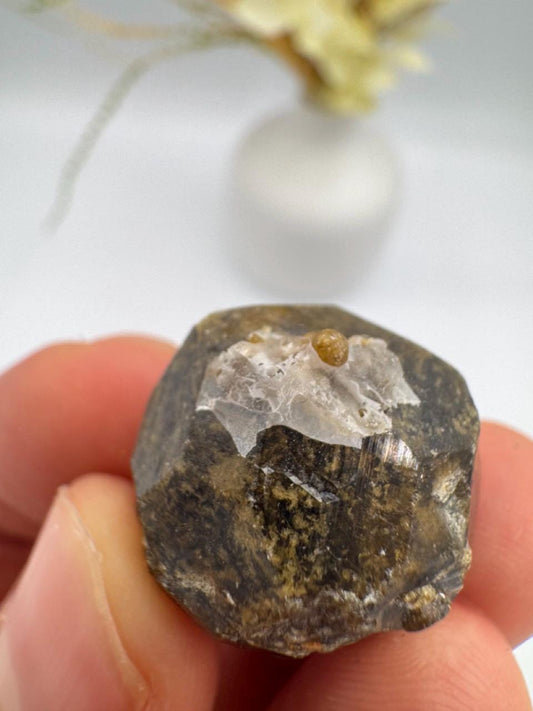 Natural Mali Garnet Lot (500 g) – Raw Grossular Garnets with Mica – Mixed Sizes